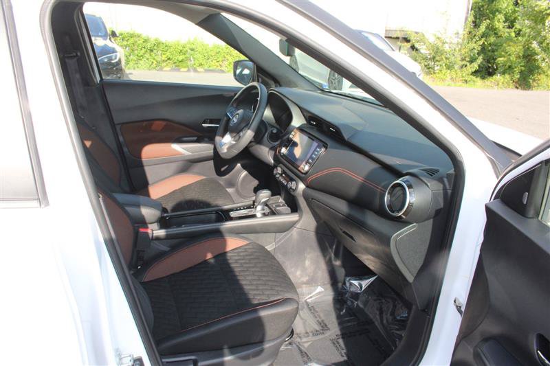 Used 2023 Nissan Kicks SR w/ Interior Electronics Package FWD image 10