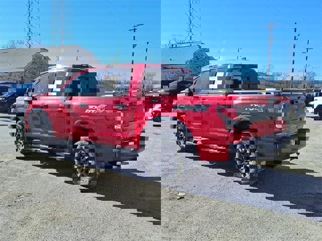 Used 2023 Nissan Titan PRO-4X w/ Pro-4x Convenience Package image 3