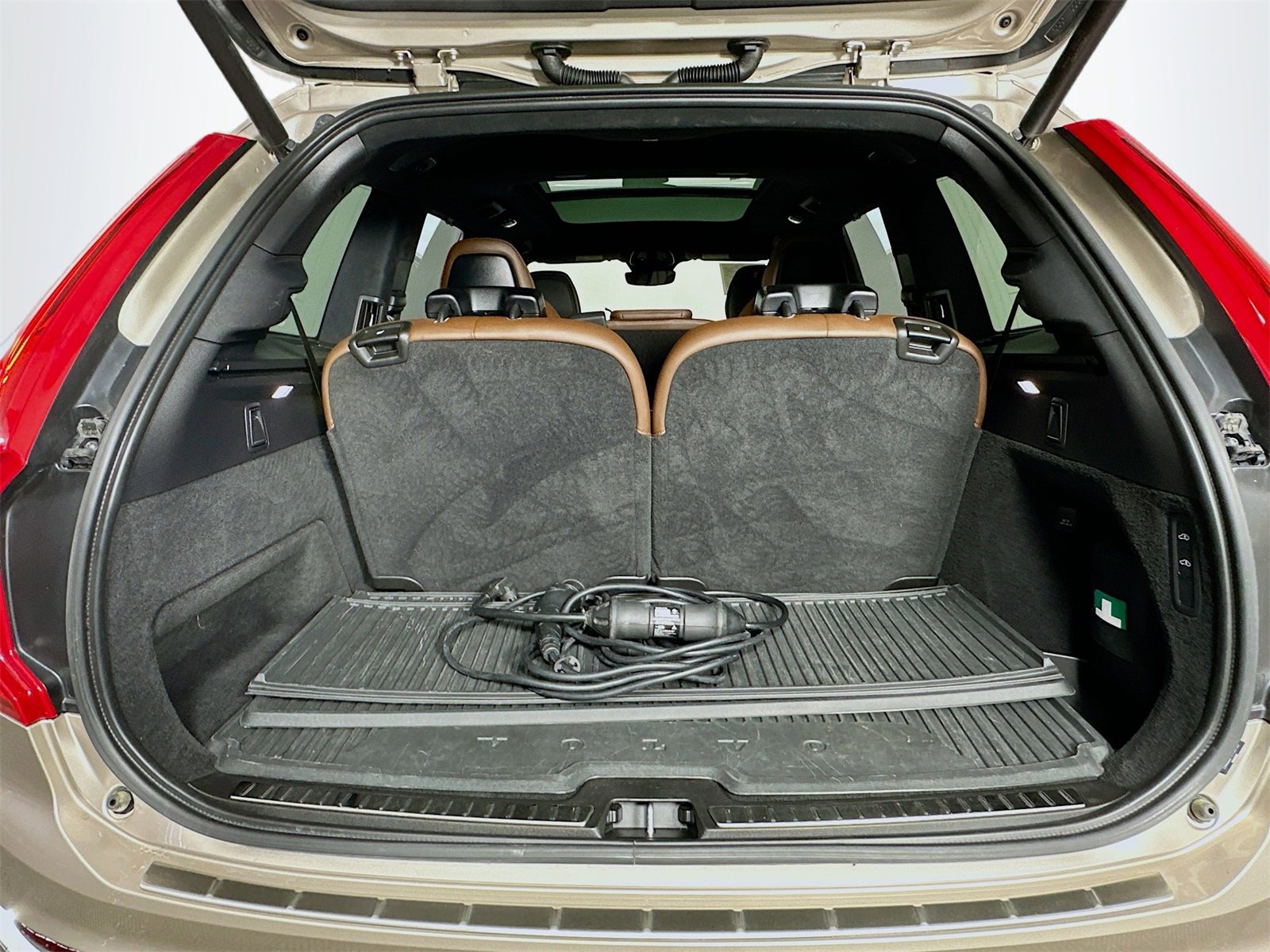 Used 2024 Volvo XC90 T8 Ultimate w/ Lounge Package image 28