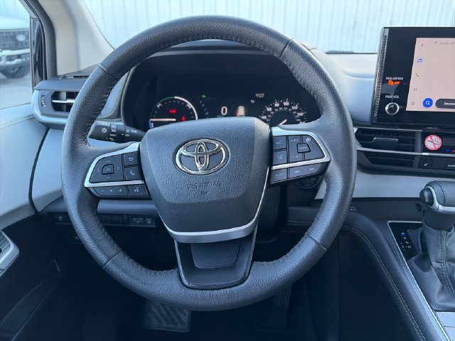 Used 2026 Toyota Sienna XLE FWD image 14