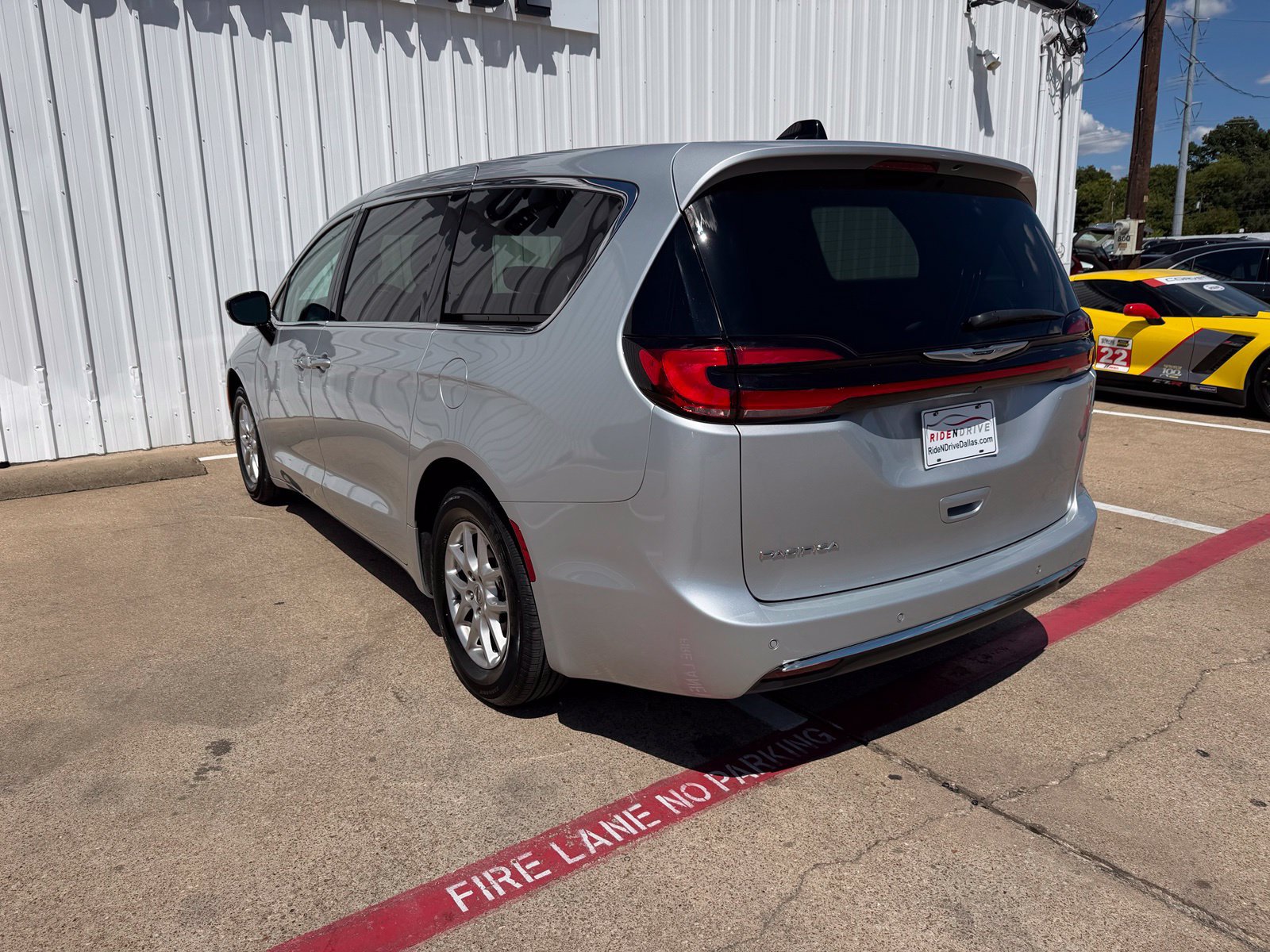 Used 2024 Chrysler Pacifica Touring-L FWD image 4