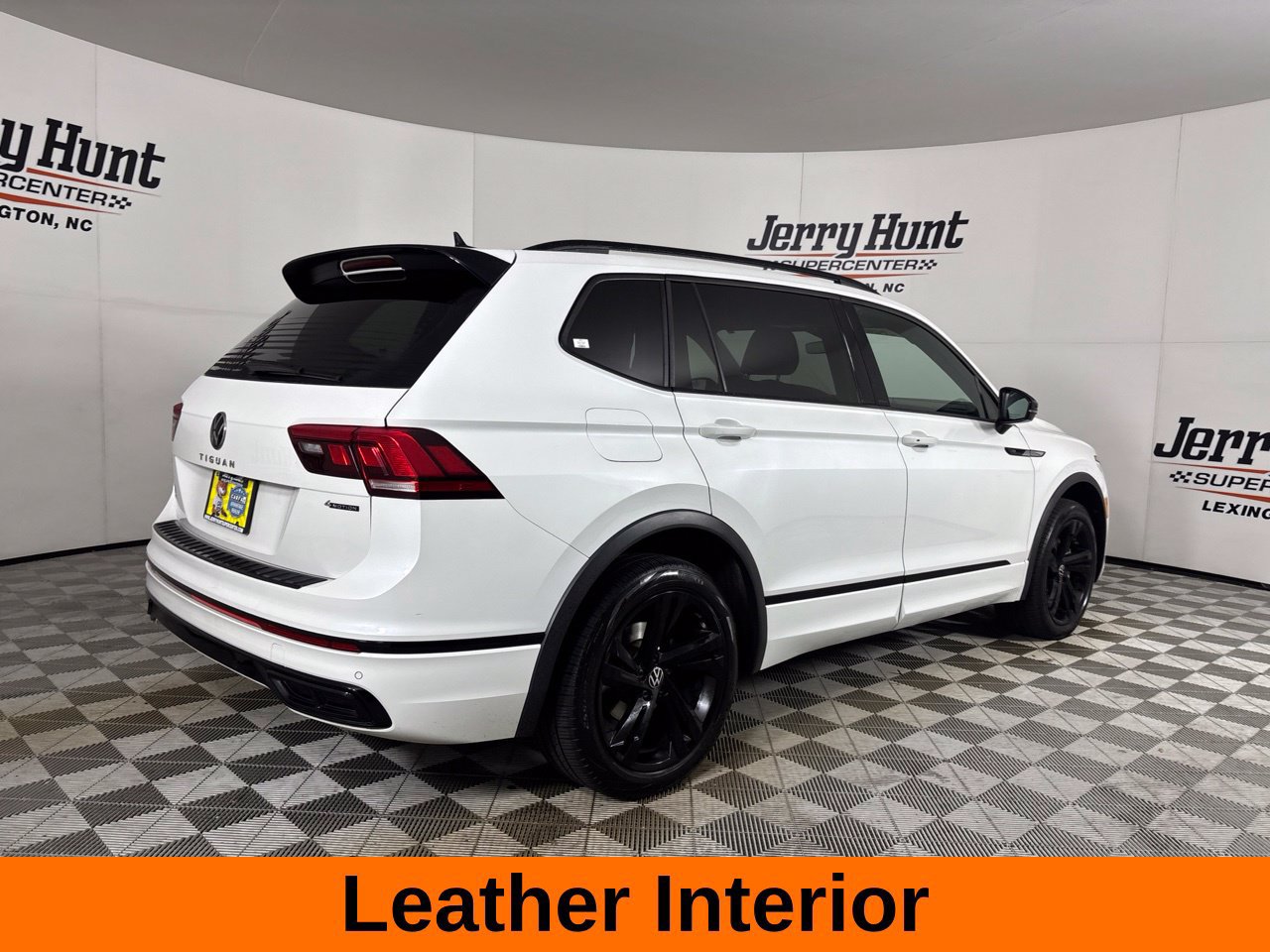 Used 2024 Volkswagen Tiguan SE R-Line AWD/4WD image 5