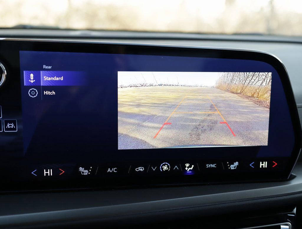 Used 2025 Chevrolet Traverse LT image 17