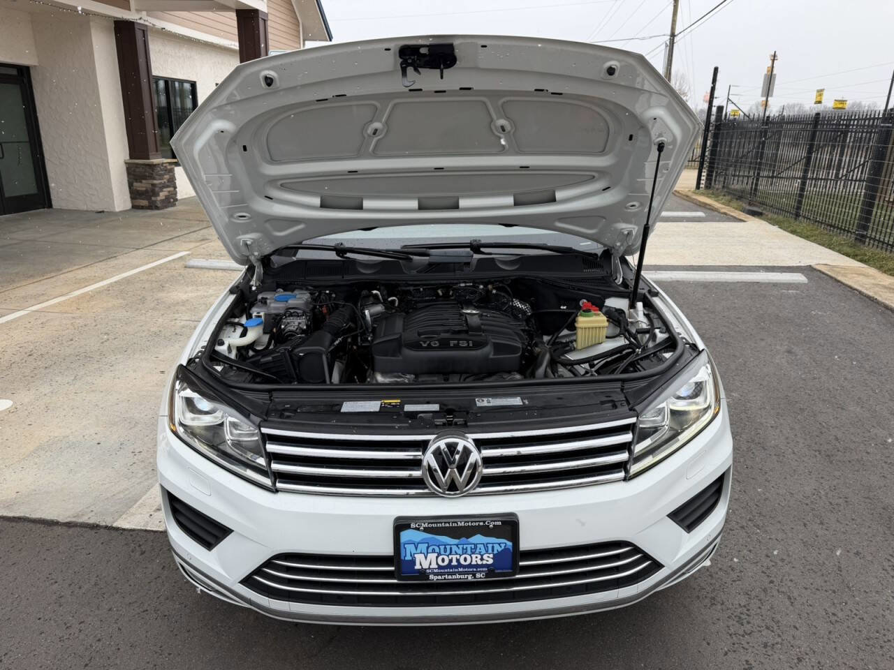 Used 2016 Volkswagen Touareg VR6 image 29