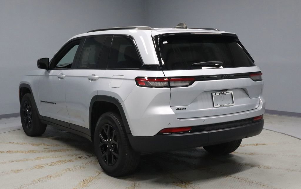 Used 2024 Jeep Grand Cherokee Altitude image 10