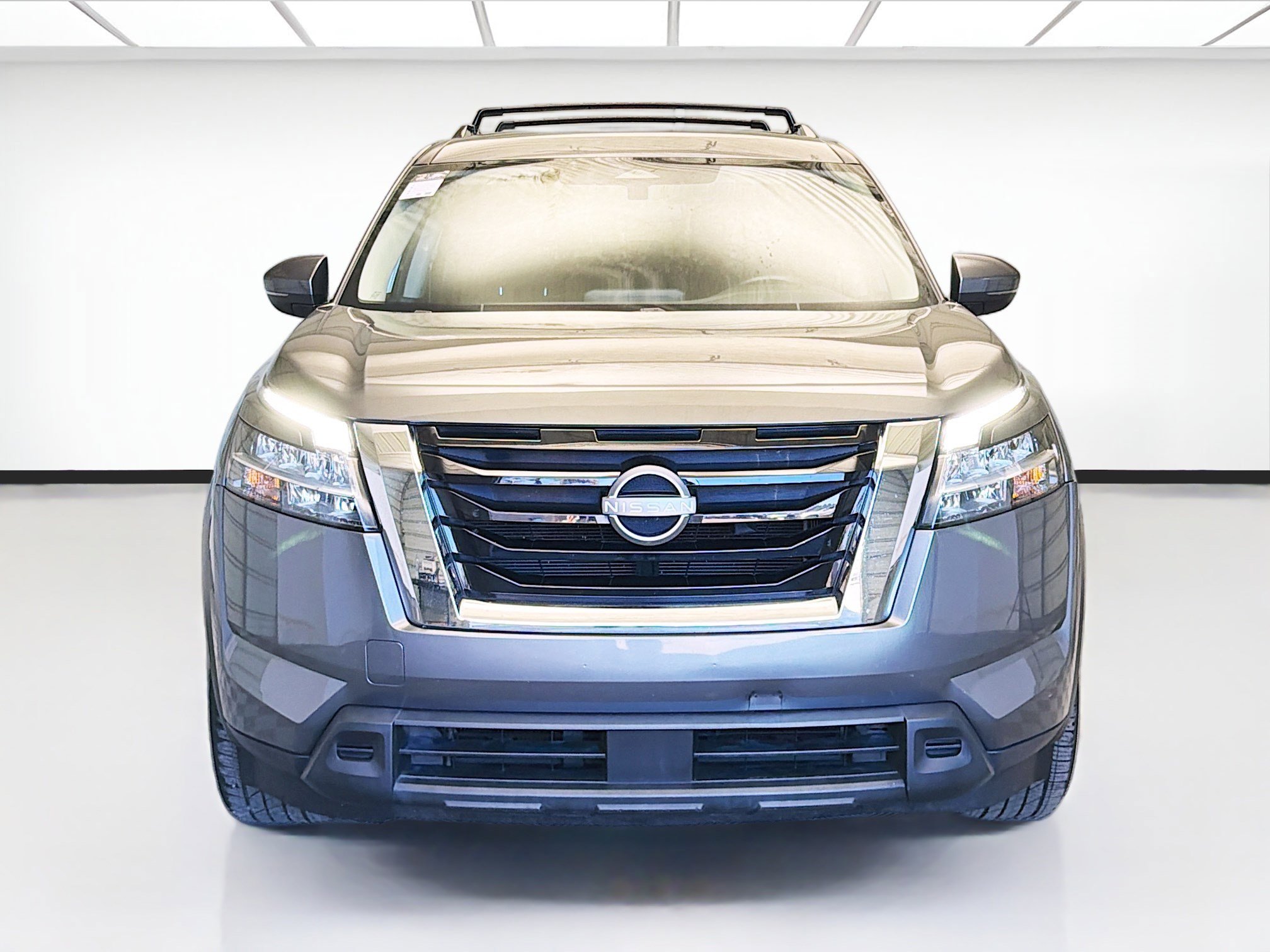 Used 2022 Nissan Pathfinder SV image 2