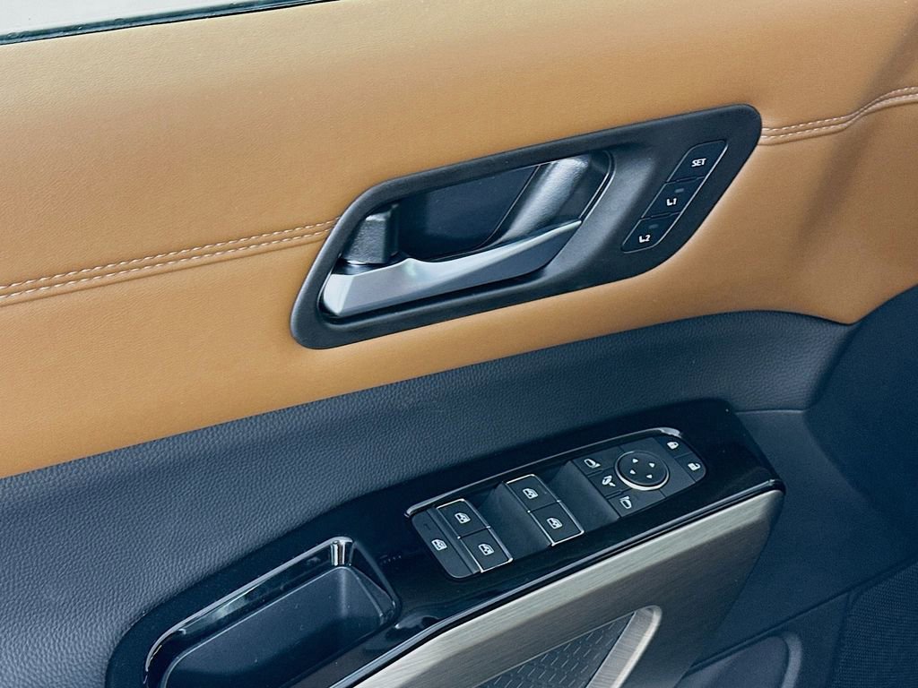 New 2025 Nissan Pathfinder Platinum w/ Black Appearance Package image 23