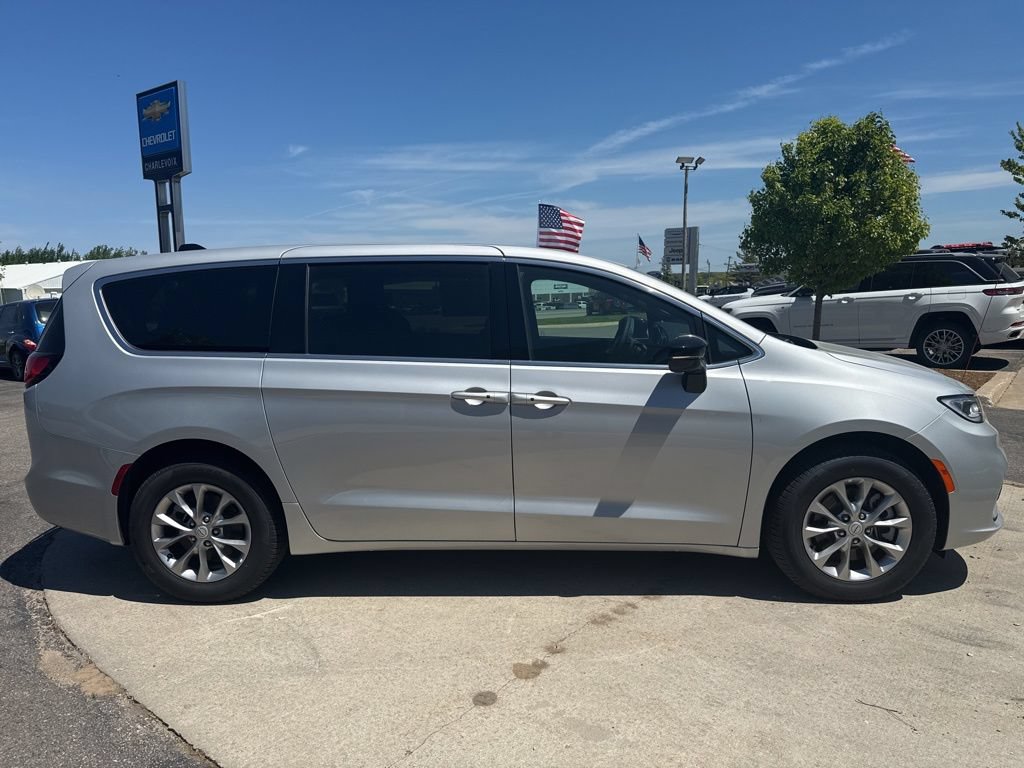 New 2026 Chrysler Pacifica Select AWD/4WD image 4