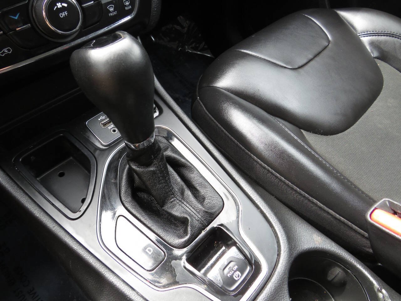 Used 2020 Jeep Cherokee Latitude Plus FWD image 20