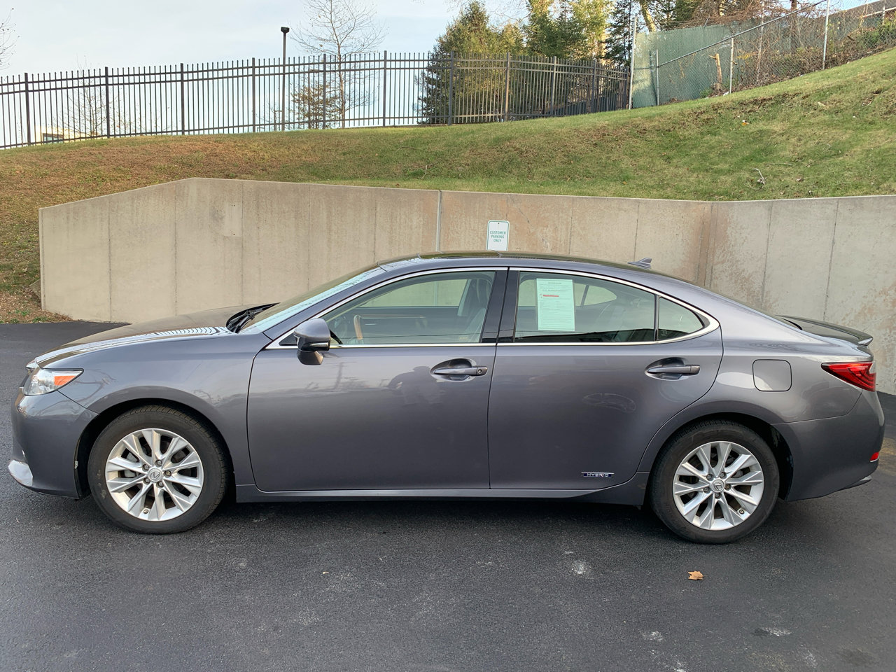 Used 2014 Lexus ES 300h w/ Luxury Package w/Bamboo Trim image 2