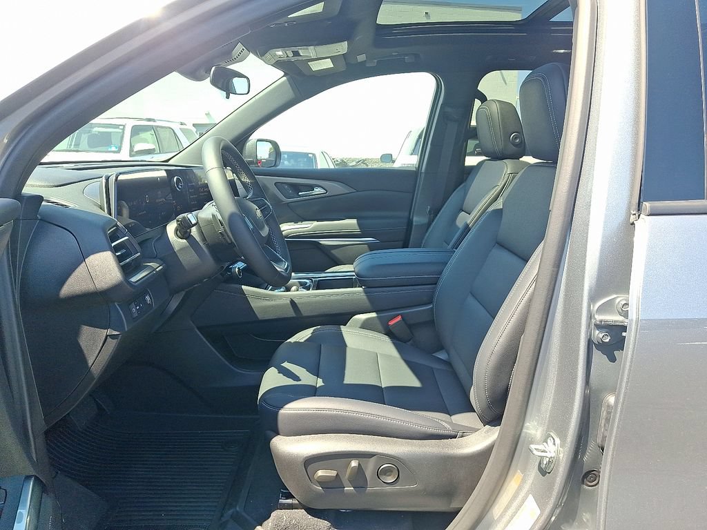 New 2027 Chevrolet Traverse LT w/ Sun and Wheel Package FWD image 6
