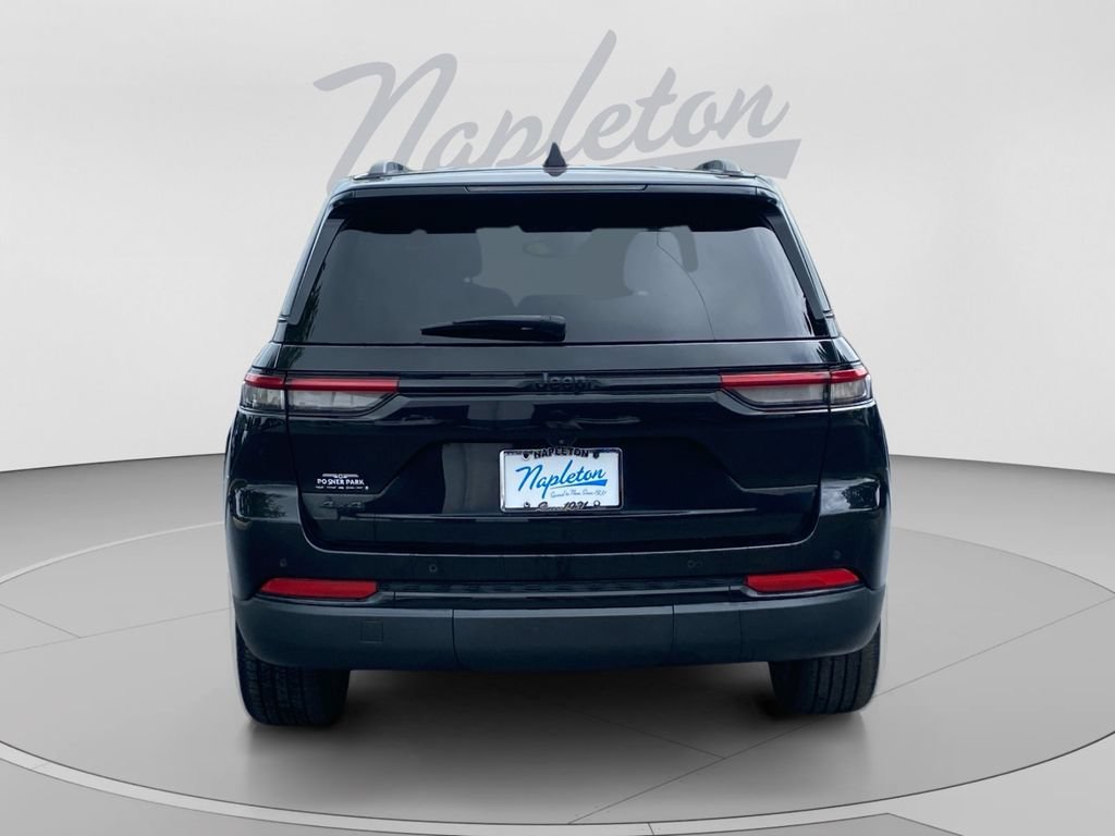 Used 2023 Jeep Grand Cherokee Altitude AWD/4WD image 4