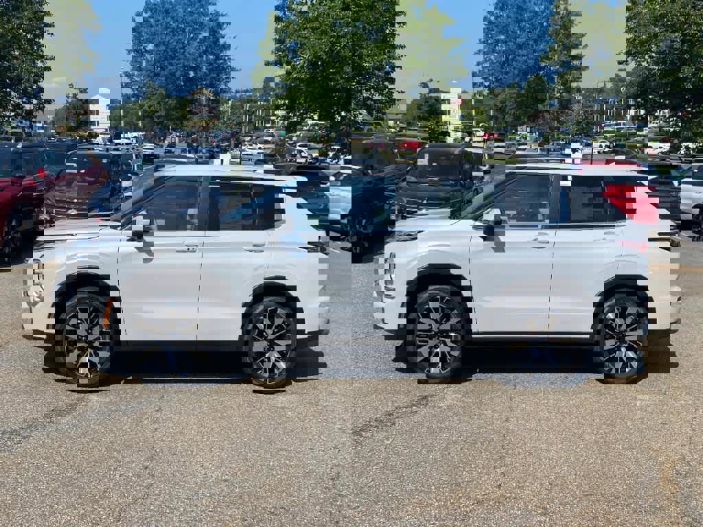 New 2025 Mitsubishi Outlander SE image 2