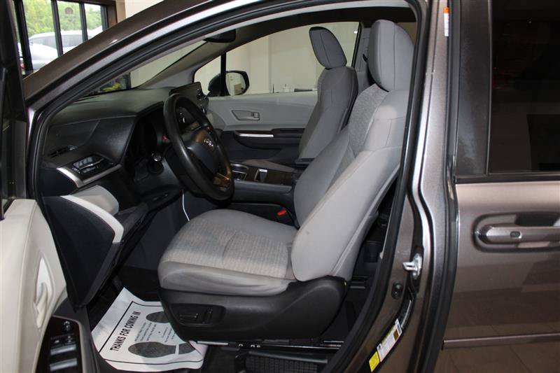 Used 2023 Toyota Sienna LE w/ LE Plus Package FWD image 24