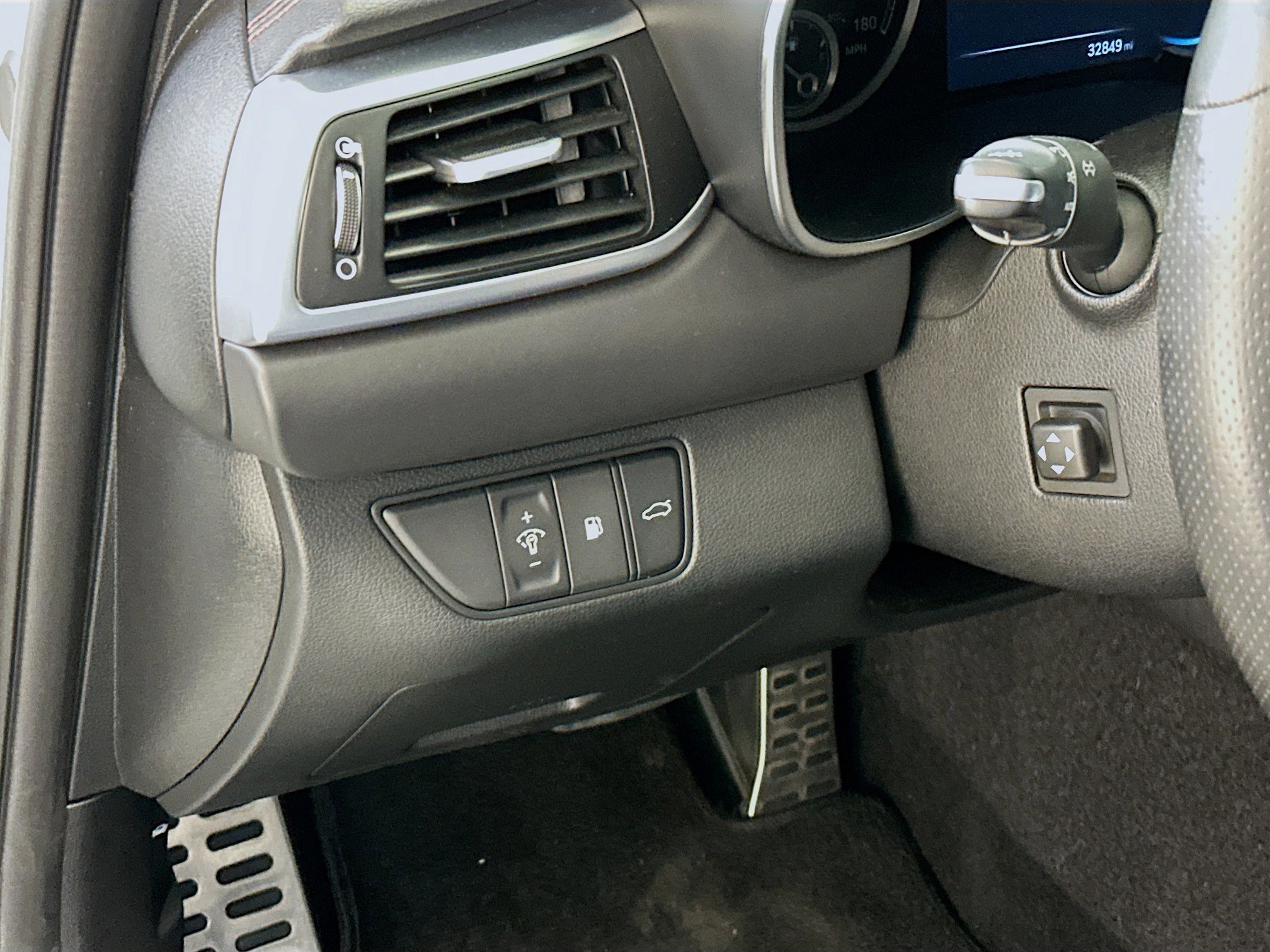 Used 2023 Genesis G70 2.0T w/ Sport Prestige Package image 17