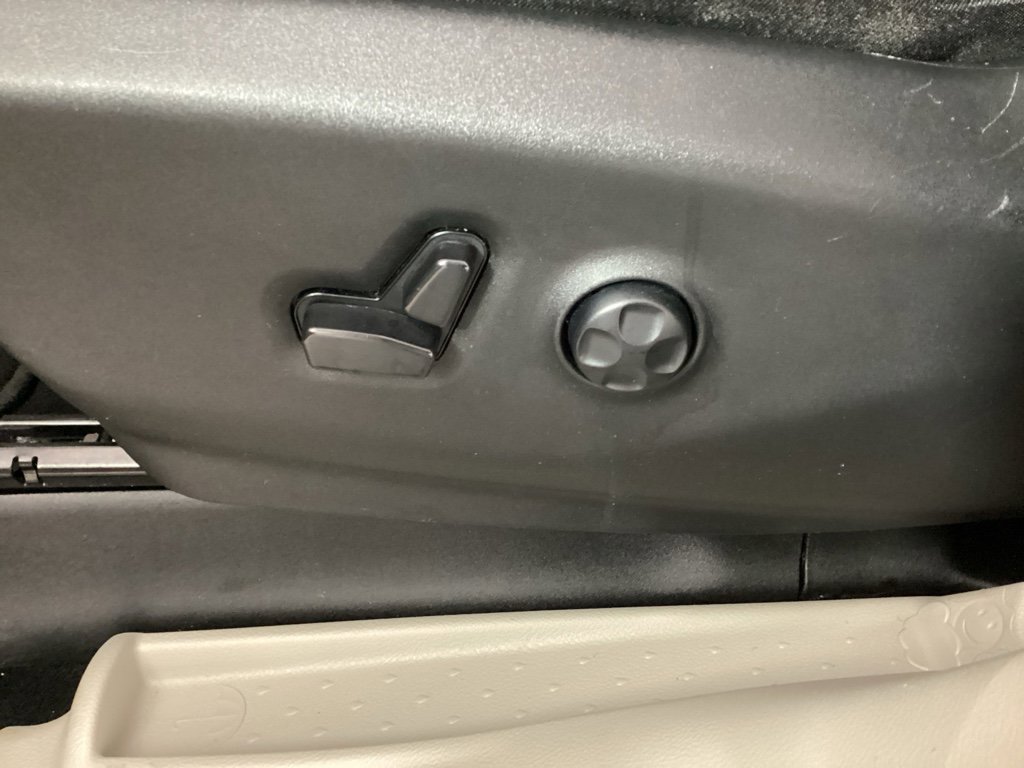 Used 2023 Chrysler Pacifica Touring-L image 17