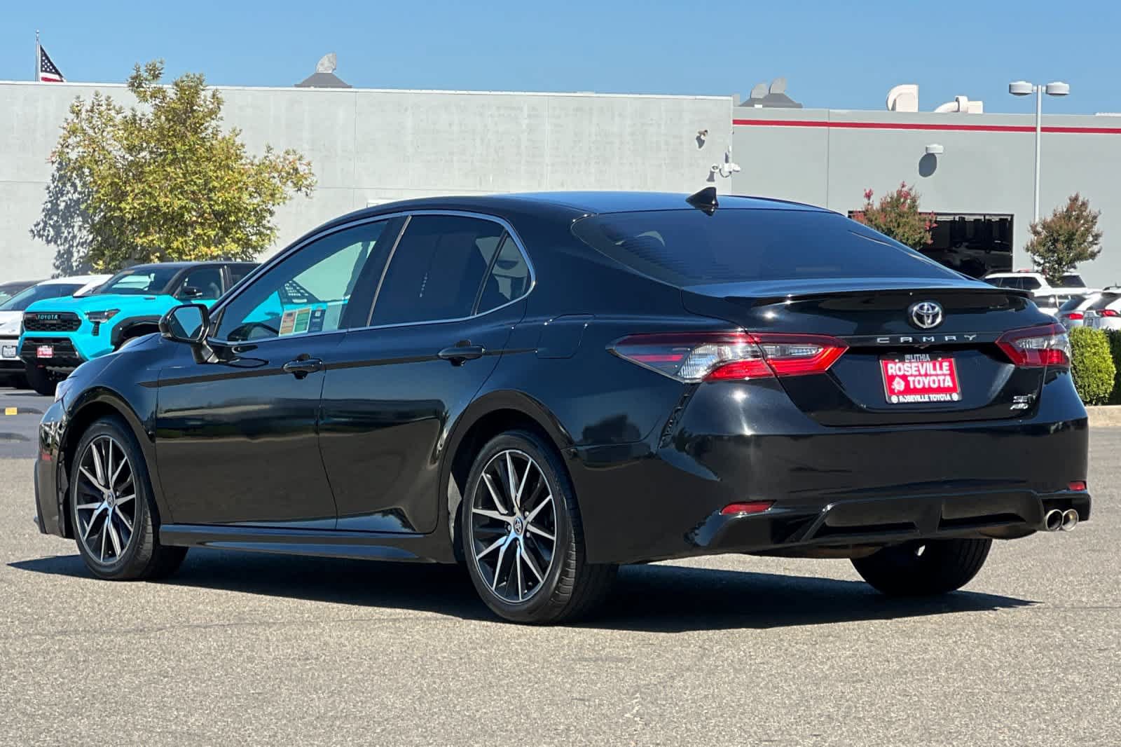Used 2021 Toyota Camry SE w/ Cold Weather Package AWD/4WD image 7
