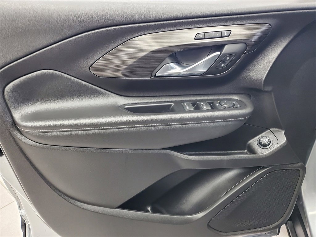 Used 2024 GMC Terrain SLT image 24