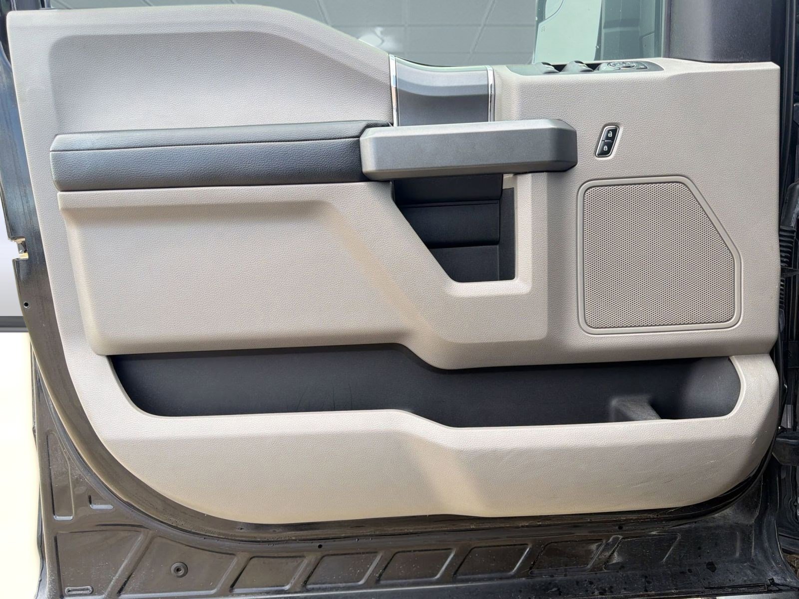 Used 2015 Ford F150 XLT w/ Equipment Group 302A Luxury AWD/4WD image 20