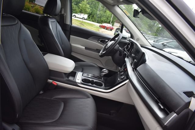 Used 2024 Kia Carnival LX FWD image 12