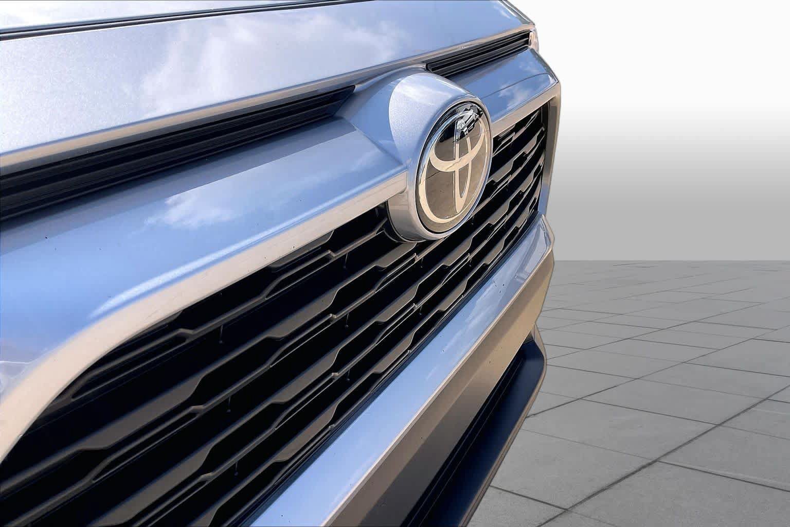 Used 2025 Toyota RAV4 XLE FWD image 26