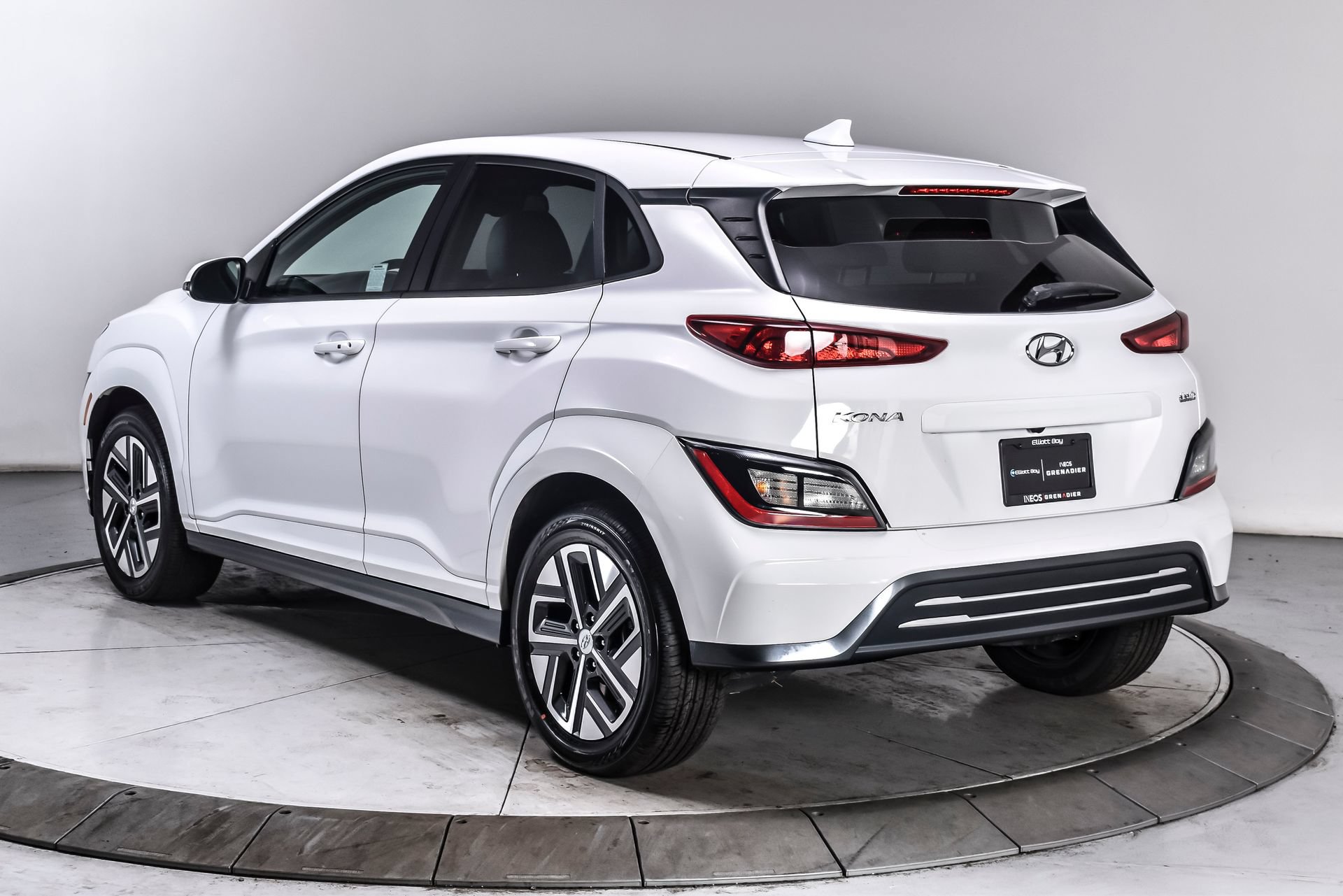 Used 2023 Hyundai Kona SE w/ Cargo Package FWD image 4