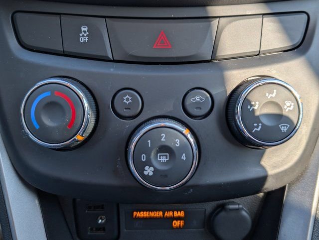 Used 2022 Chevrolet Trax LT w/ LT Convenience Package image 24