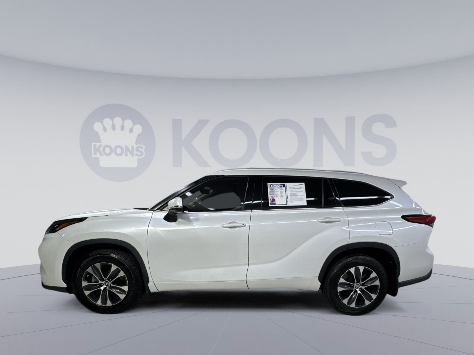 Used 2022 Toyota Highlander XLE AWD/4WD image 17