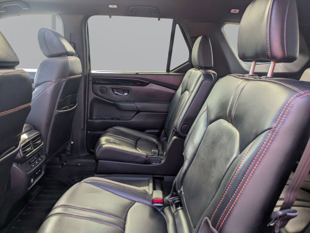 Used 2025 Honda Pilot TrailSport image 14