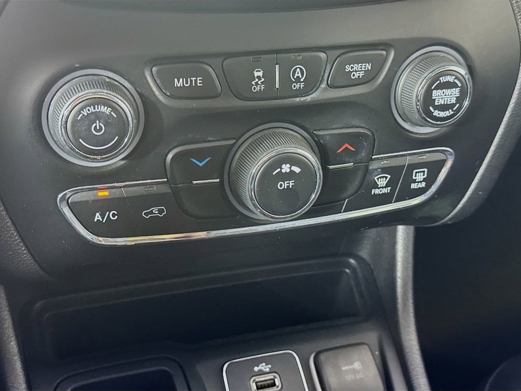Used 2019 Jeep Cherokee Latitude Plus image 17