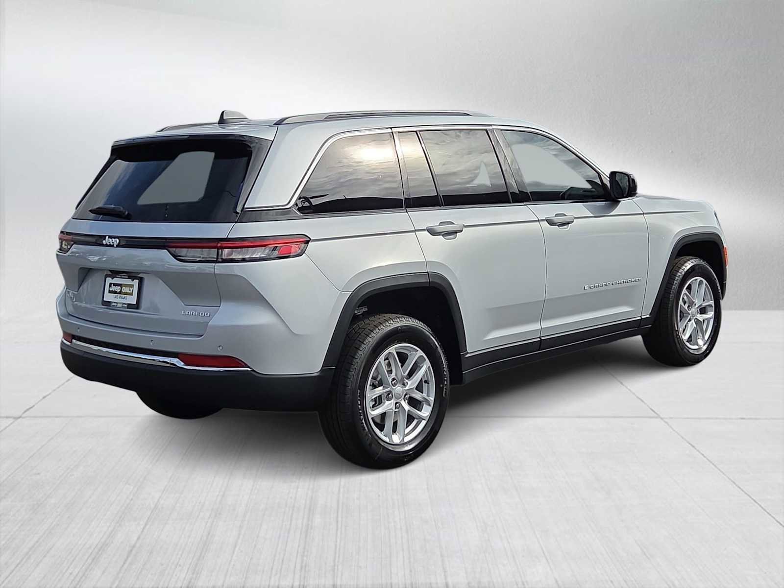 New 2025 Jeep Grand Cherokee Laredo X w/ Luxury Tech Group I image 8