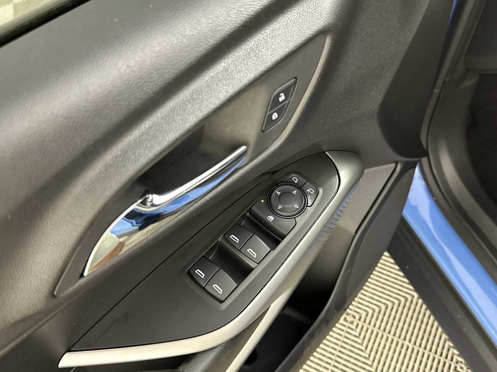 Used 2024 Chevrolet Trax RS w/ Sunroof Package FWD image 15