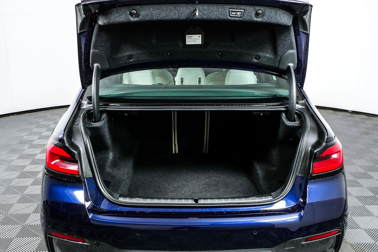 Used 2021 BMW M550i xDrive AWD/4WD image 31