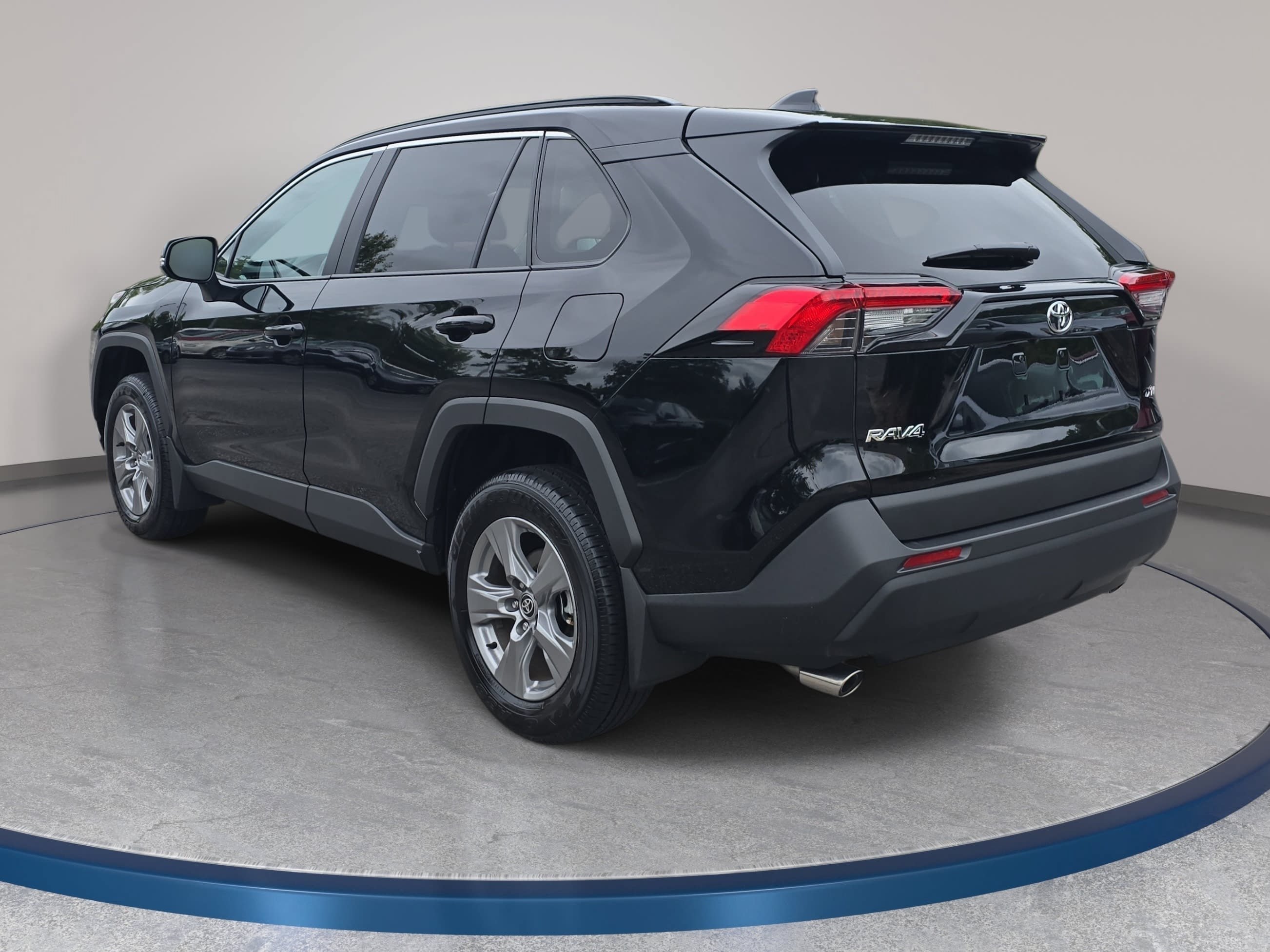 Used 2025 Toyota RAV4 XLE w/ Convenience Package FWD image 7