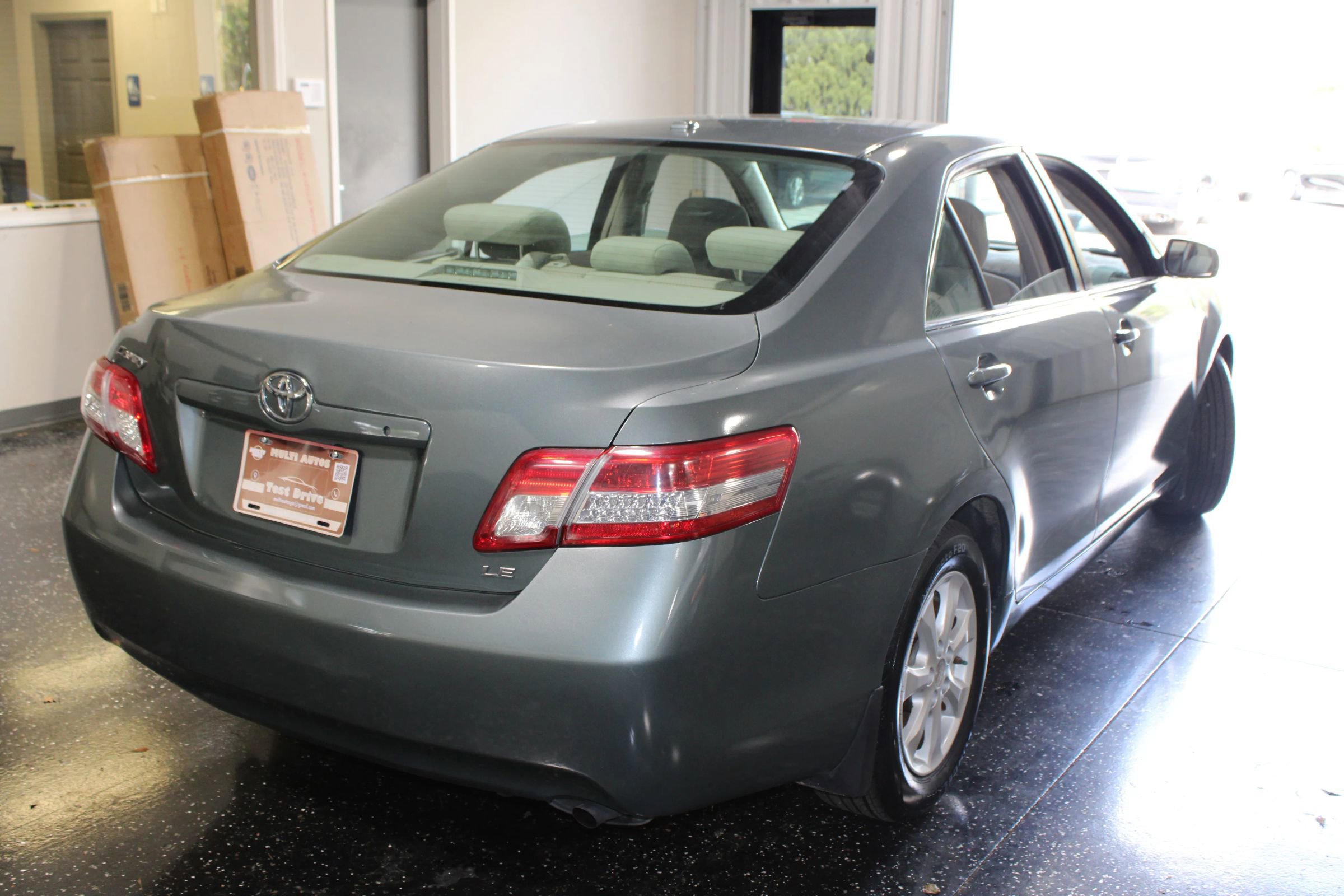 Used 2010 Toyota Camry LE image 3