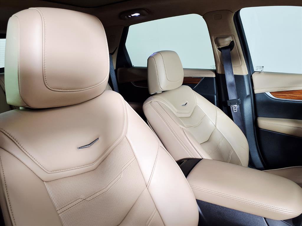 Used 2017 Cadillac XT5 Platinum w/ Driver Assist Package image 10