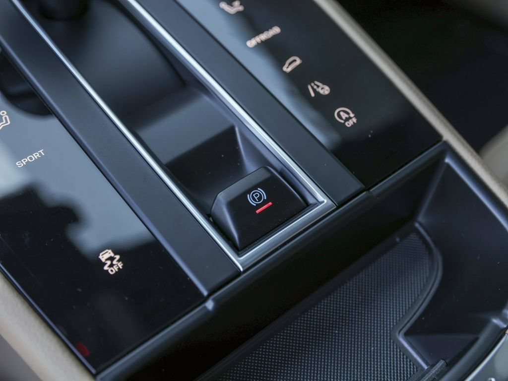 Certified 2026 Porsche Macan AWD/4WD image 27