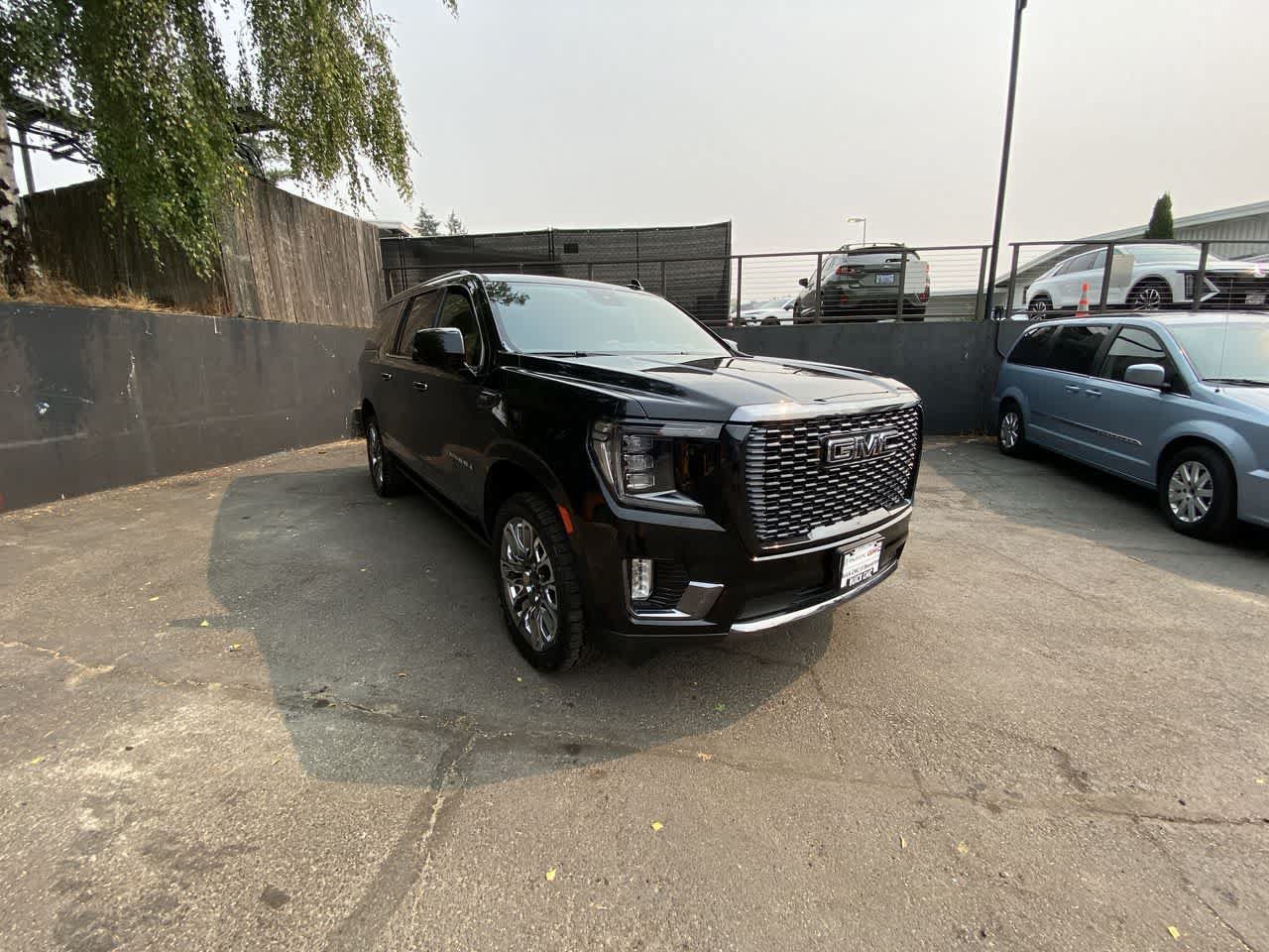 Used 2023 GMC Yukon XL Denali Ultimate AWD/4WD image 8