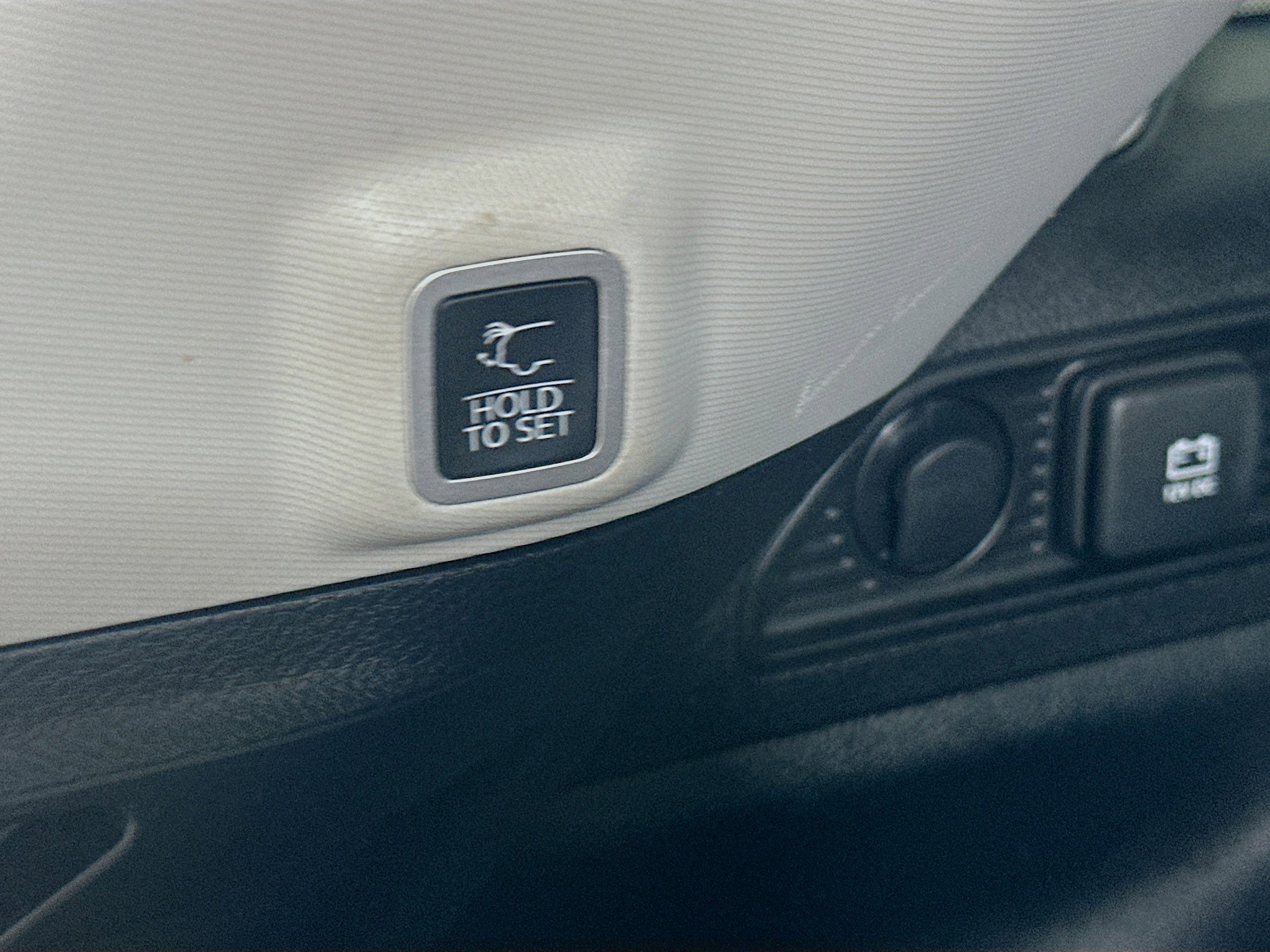 Used 2023 Jeep Grand Cherokee Limited image 29