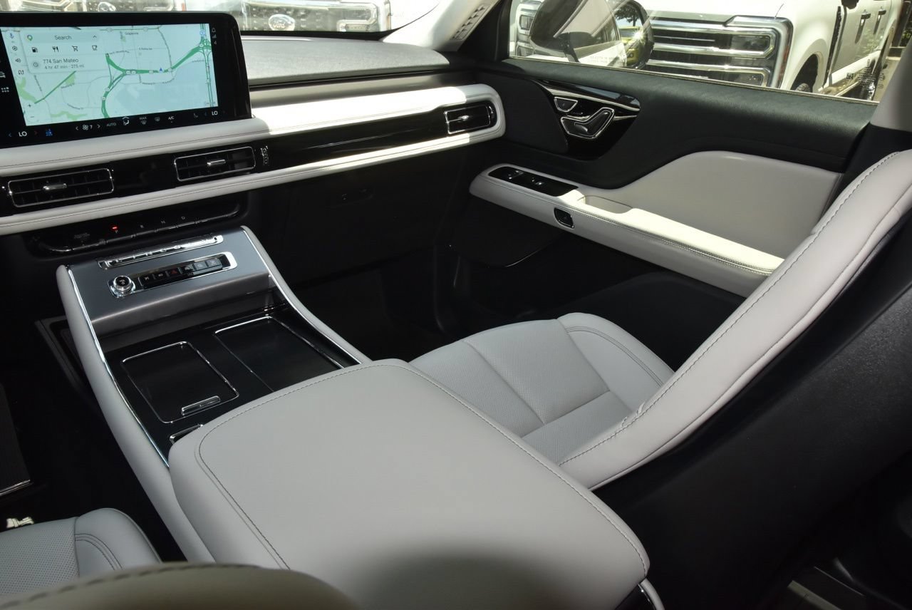 New 2026 Lincoln Aviator 2WD image 18