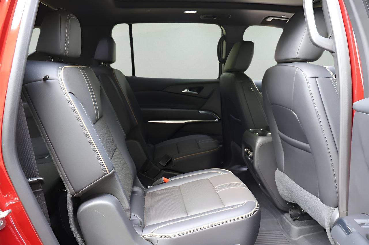 Used 2025 Chevrolet Traverse High Country w/ LPO, Floor Liner Package FWD image 18