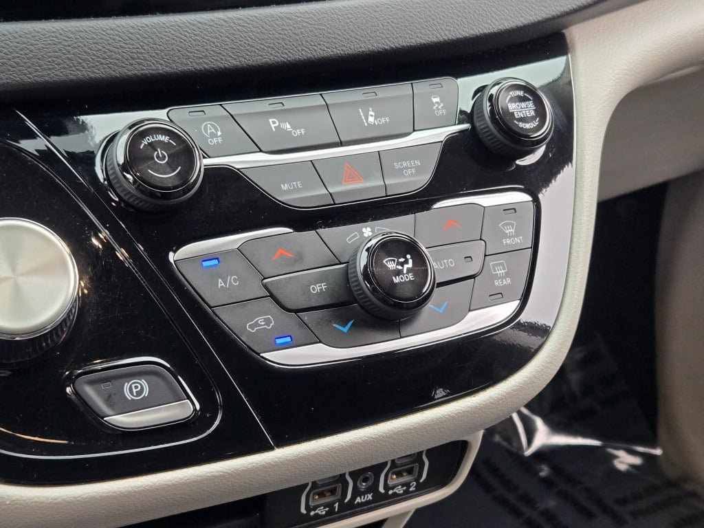 Used 2024 Chrysler Pacifica Touring-L FWD image 28