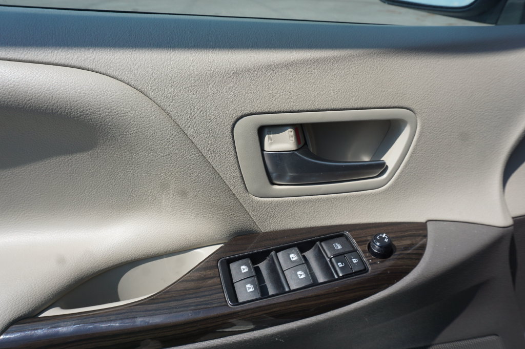 Used 2015 Toyota Sienna XLE Premium FWD image 3