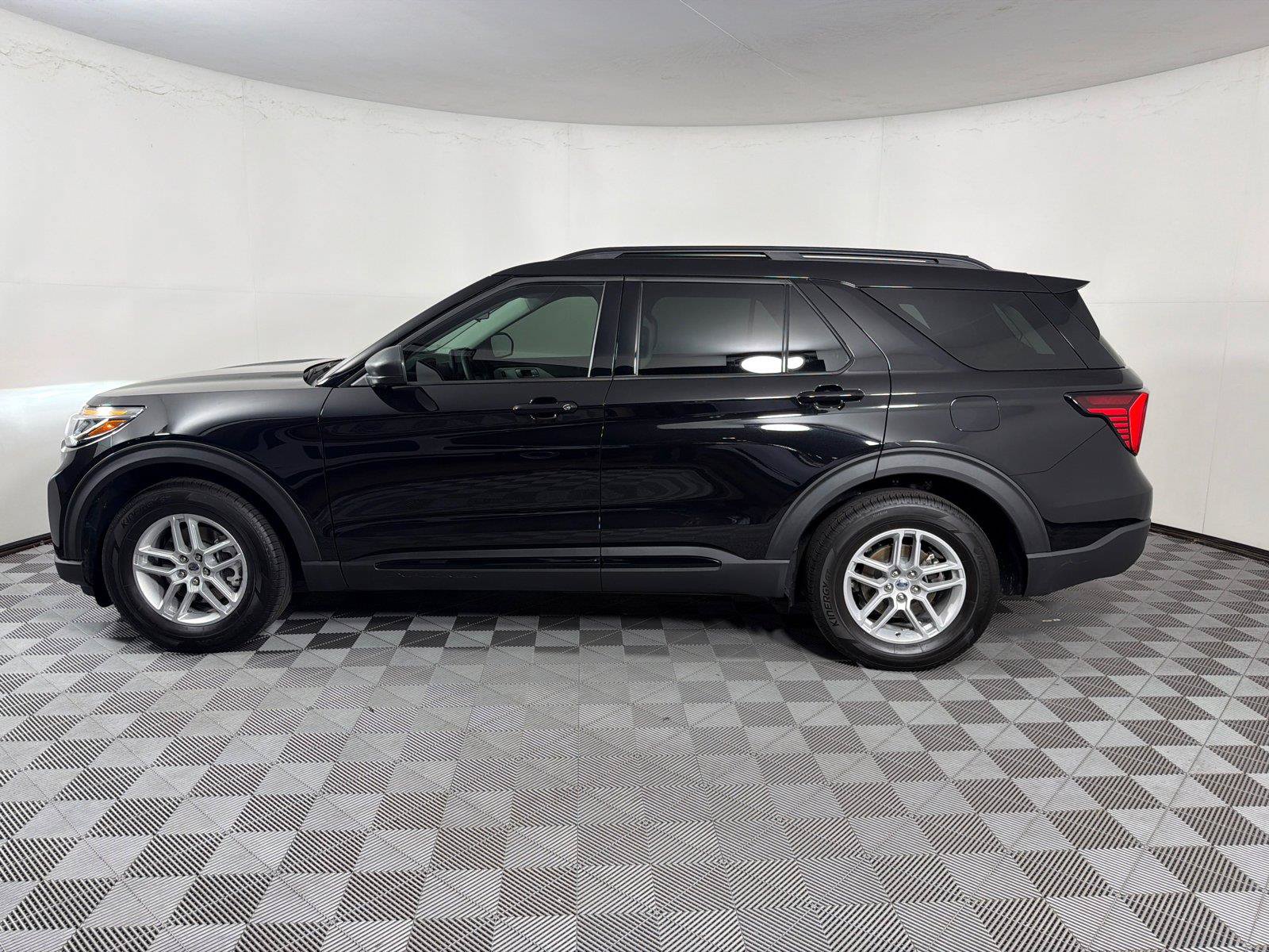 Used 2026 Ford Explorer Active RWD image 4
