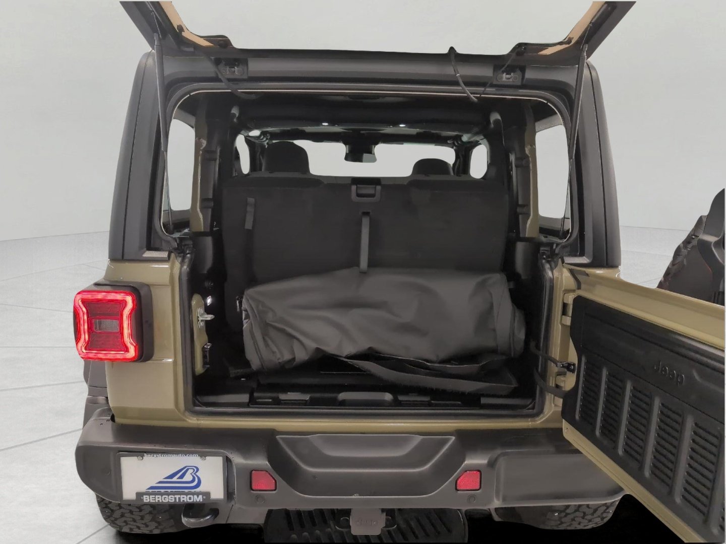 Used 2025 Jeep Wrangler Sport AWD/4WD image 18