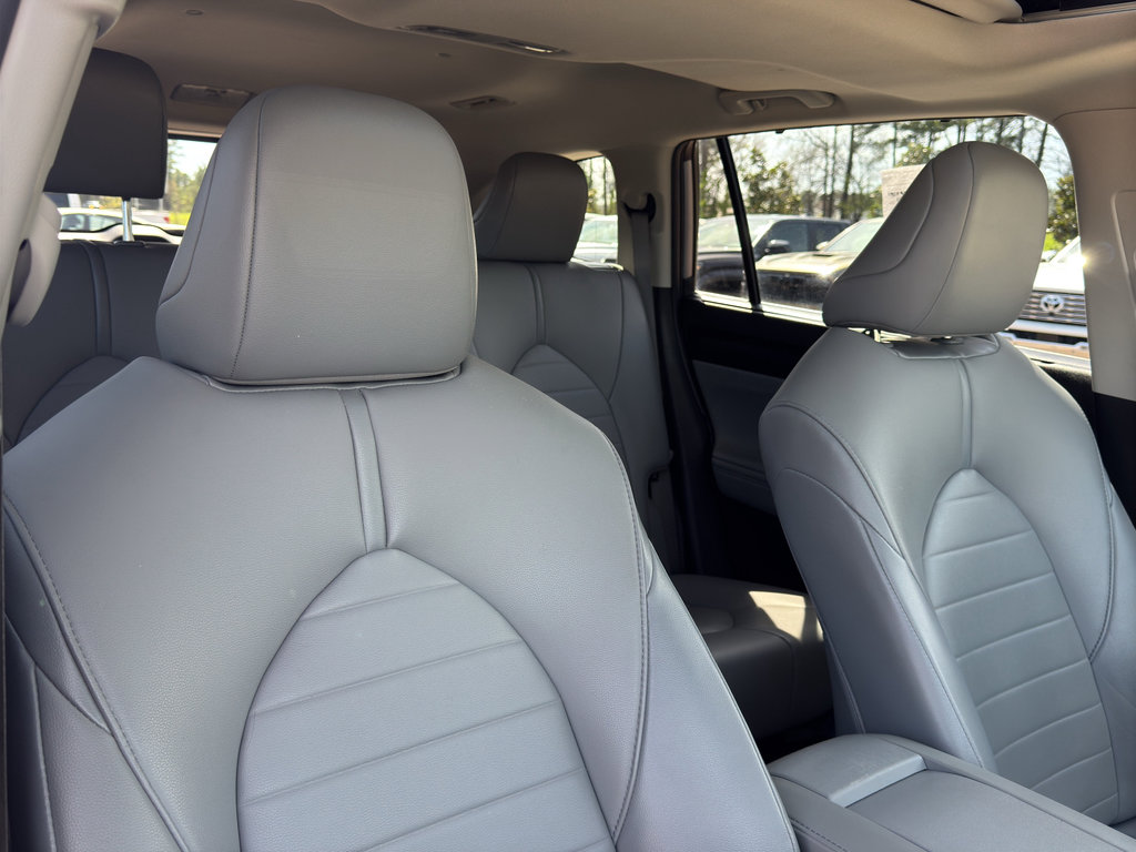 Used 2021 Toyota Highlander XLE image 20