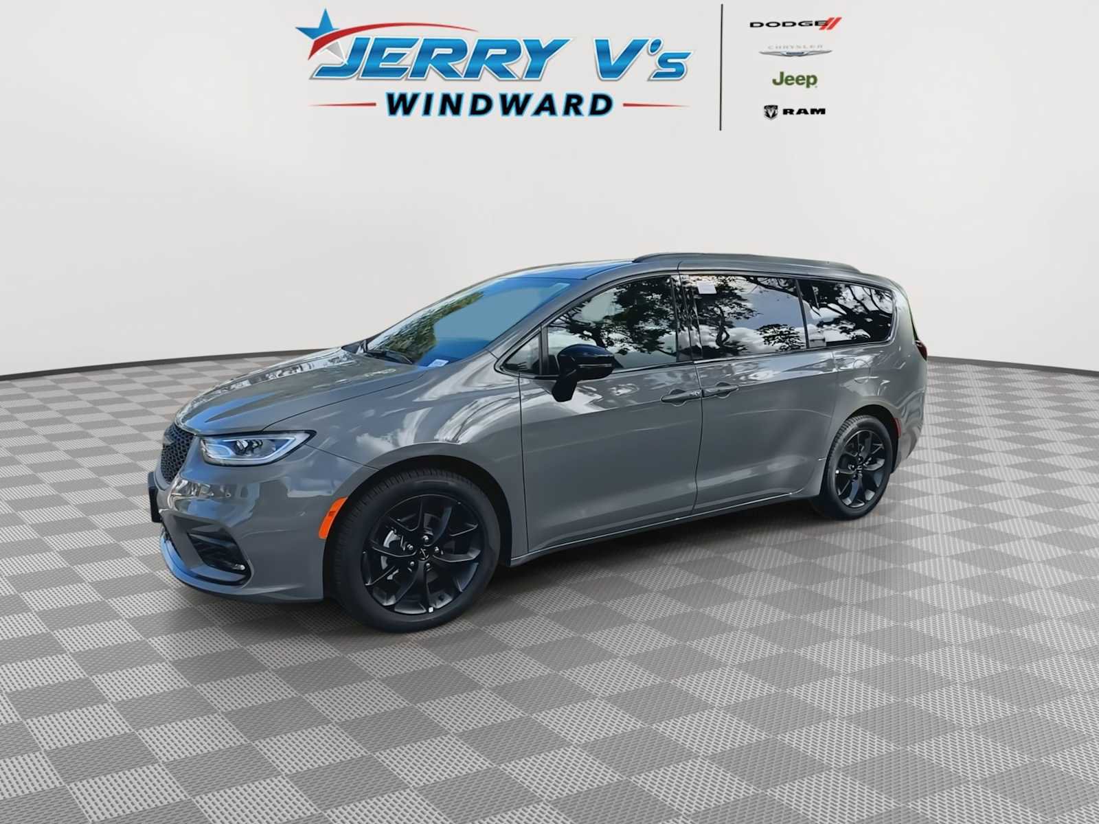 New 2025 Chrysler Pacifica Limited w/ Uconnect Theater Family Group image 4