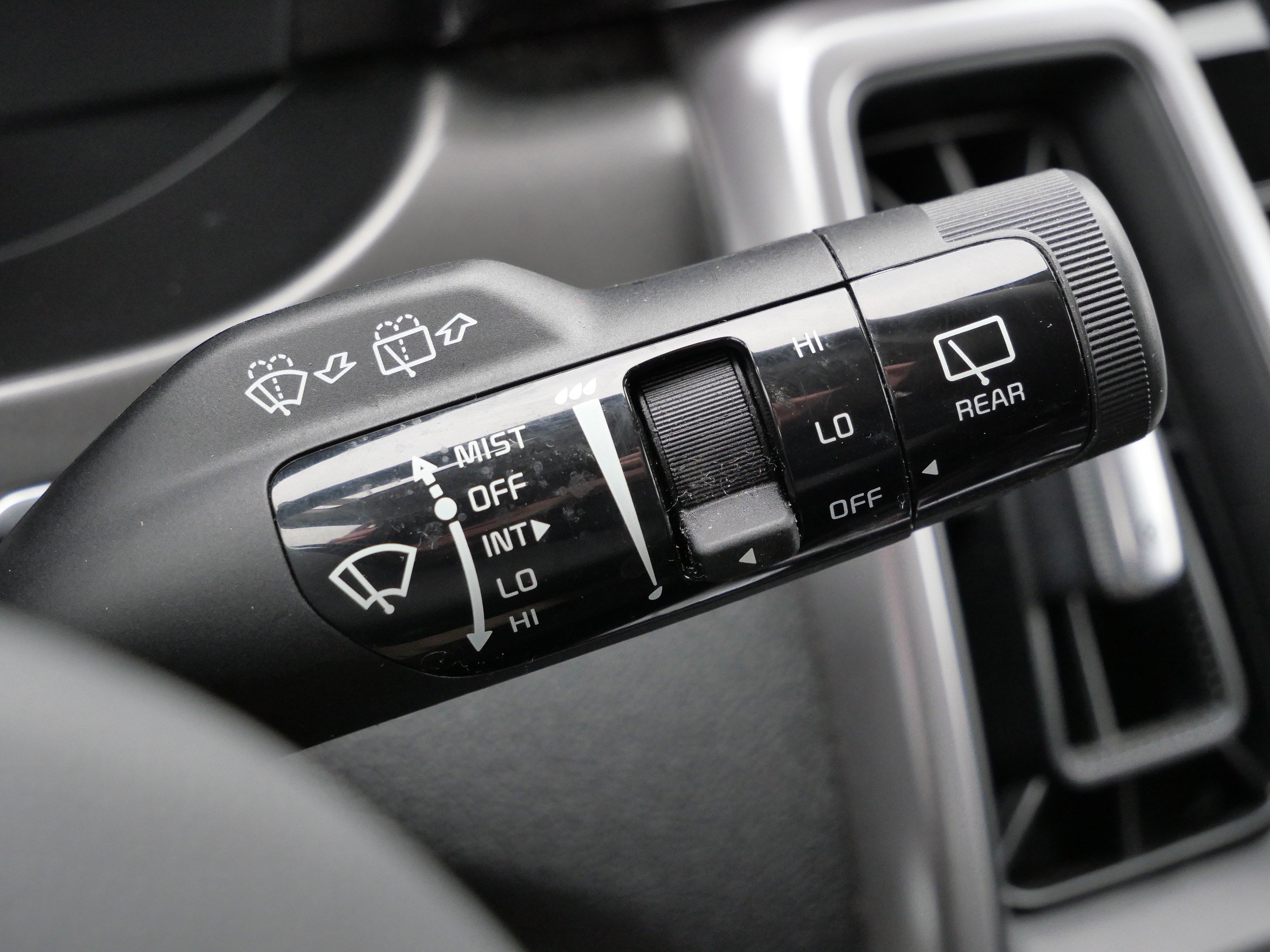 Used 2023 Kia Sorento LX image 32