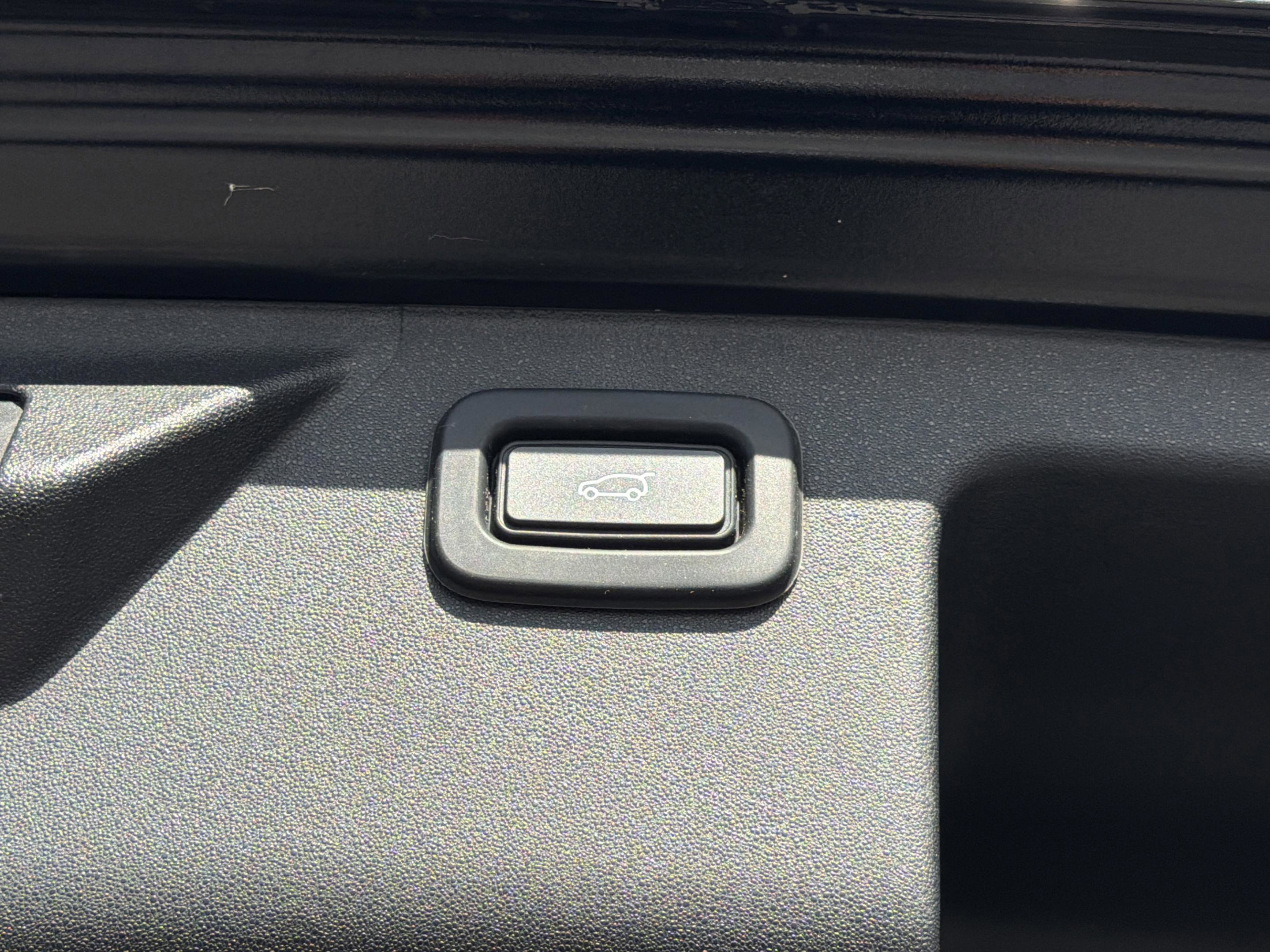 Used 2020 Land Rover Discovery Sport SE R-Dynamic image 32