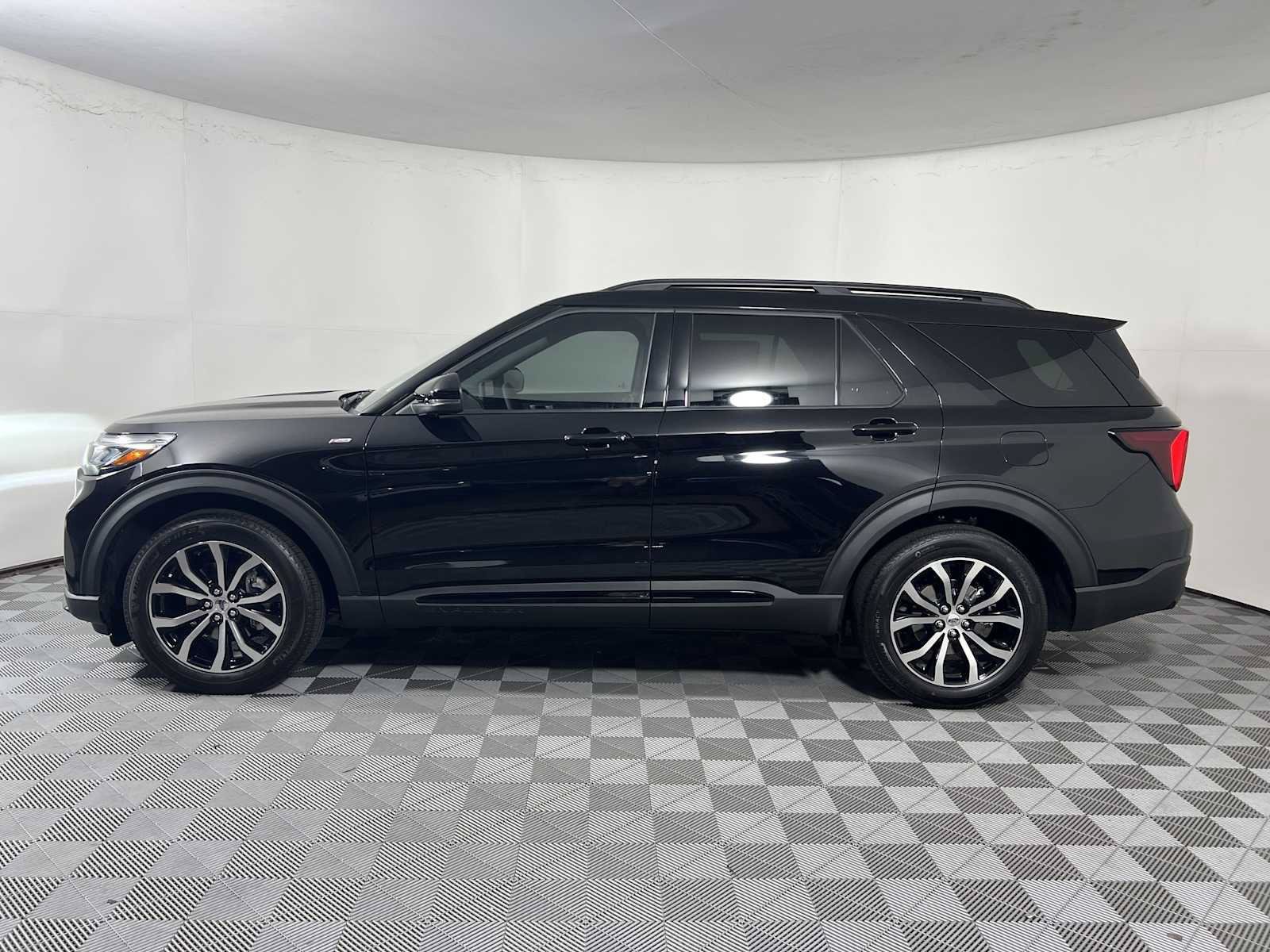 New 2026 Ford Explorer ST-Line RWD image 4